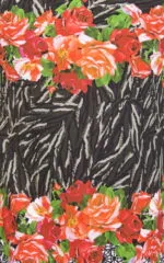 Stampa floreale su sfondo a strisce nere e bianche, con rose rosse e arancioni che adornano il tessuto, ideale per moda estiva e abbigliamento femminile.
