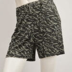 Leaf-patterned short pants made of lightweight and comfortable fabric, ideal for summer and outdoor activities.
