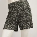 Pantaloni corti con motivo a foglie, realizzati in tessuto leggero e confortevole, ideali per l'estate e le attività all'aperto.