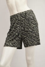 Leaf-patterned short pants made of lightweight and comfortable fabric, ideal for summer and outdoor activities.