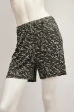 Pantaloni corti con motivo a foglie, realizzati in tessuto leggero e confortevole, ideali per l'estate e le attività all'aperto.