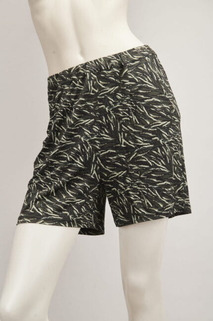 Pantaloni corti con motivo a foglie, realizzati in tessuto leggero e confortevole, ideali per l'estate e le attività all'aperto.