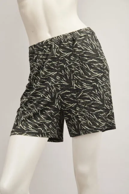 Pantaloni corti con motivo a foglie, realizzati in tessuto leggero e confortevole, ideali per l'estate e le attività all'aperto.