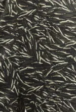 Motivo astratto in tonalità scure e chiare, con strisce ondulate su fondo nero, ideale per abbigliamento elegante o casual.