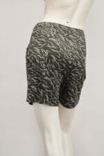 Women's short pants with leaf pattern, side view on dummy. Ideal for summer and outdoor activities, they offer comfort and style.