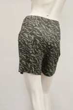 Pantaloni corti da donna con motivo a foglie, vista laterale su manichino. Ideali per l'estate e attività all'aperto, offrono comfort e stile.