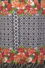 Motivo floreale con rose rosse e arancioni su sfondo bianco, arricchito da un disegno geometrico in nero. Design elegante e vivace adatto per abbigliamento estivo o occasioni speciali.