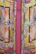 Colorful dress with floral and geometric patterns, featuring vibrant shades of yellow, pink and orange, ideal for summer occasions. Elegant and original design with artistic details.
