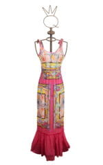 Robe longue colorée à motif floral, présentée sur un mannequin. La robe est dotée de fines bretelles, d'une taille haute et d'une jupe rose à volants. Idéale pour les événements estivaux et les occasions spéciales.