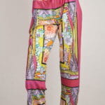 Pantalon d'été pour femme avec un motif floral coloré, en tissu léger et respirant, idéal pour les tenues décontractées et de plage.