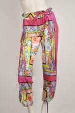 Pantalon d'été pour femme avec un motif floral coloré, en tissu léger et respirant, idéal pour les tenues décontractées et de plage.