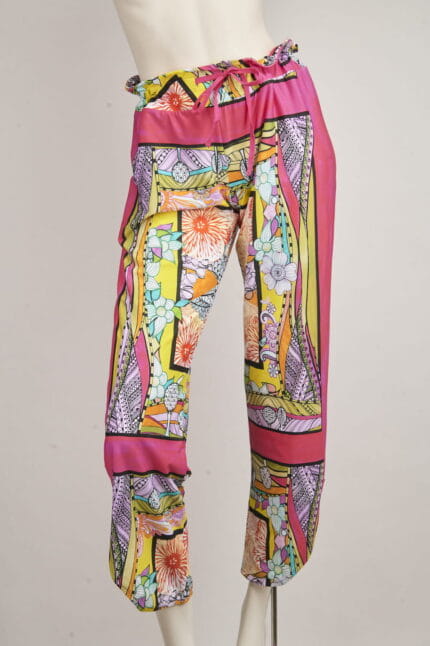 Women's summer pants with colorful floral pattern, made of lightweight and breathable fabric, ideal for casual and beach outfits.