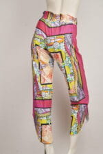 Pantalon d'été à motifs colorés avec ceinture élastique, présenté sur un mannequin. Design vivant avec des motifs floraux et géométriques, idéal pour des looks décontractés et à la mode.