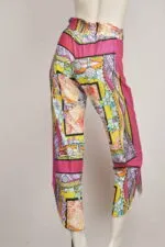 Pantaloni estivi a fantasia colorata con vita elastica, presentati su un manichino. Design vivace con motivi floreali e geometrie, ideali per look casual e alla moda.