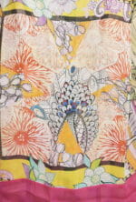 Ce tissu à motifs floraux lumineux et colorés présente des fleurs stylisées dans les tons orange, jaune et bleu, avec des détails complexes et une bordure rose. Idéal pour les vêtements d'été ou les accessoires de mode.