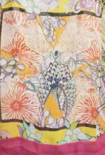 Tessuto con motivi floreali vivaci e colorati, caratterizzato da fiori stilizzati in tonalità di arancione, giallo e blu, con dettagli intricati e un bordo rosa. Ideale per abbigliamento estivo o accessori moda.