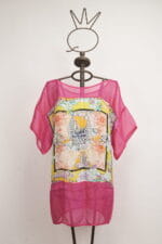 Top d'été coloré à manches bouffantes, doté d'un motif floral vif et transparent, présenté sur un mannequin artistique. Parfait pour la saison chaude et pour un look décontracté et à la mode.
