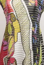 Abito colorato con motivi floreali e strisce, ideale per la stagione estiva. Design vivace e moderno, perfetto per occasioni casual o eventi informali.