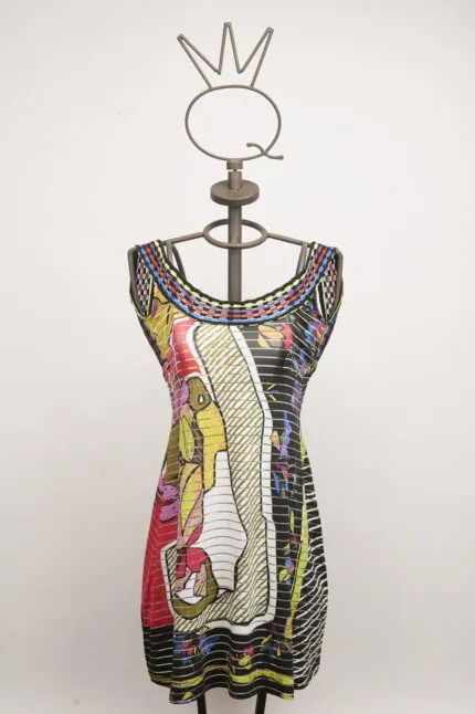 Abito estivo colorato su manichino, con motivi grafici vivaci e scollatura ampia, ideale per look casual e alla moda.