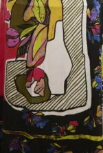 Tessuto artistico con motivi floreali vivaci e figure stilizzate, caratterizzato da colori audaci e linee geometriche. Ideale per moda e design d'interni.