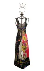 Abito lungo con stampa floreale e dettagli colorati, esposto su un manichino. Design elegante e moderno, ideale per occasioni estive e casual.