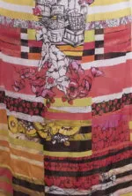 Stampa colorata su tessuto con motivi floreali e frutteti, caratterizzata da strisce orizzontali in tonalità vivaci di rosso, giallo e verde.