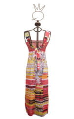 Abito estivo colorato con stampa floreale, esposto su un manichino elegante, ideale per occasioni casual e vacanze. Design con scollatura profonda e dettagli vivaci in tonalità di rosa, giallo e arancione.
