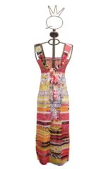 Abito estivo colorato con stampa floreale, esposto su un manichino elegante, ideale per occasioni casual e vacanze. Design con scollatura profonda e dettagli vivaci in tonalità di rosa, giallo e arancione.