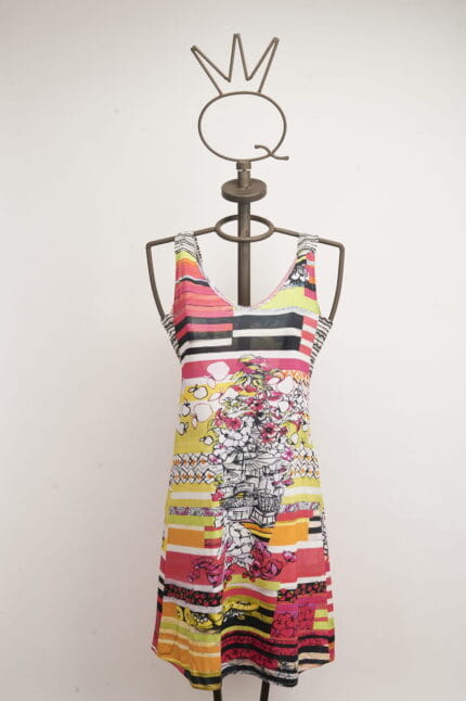 Abito estivo colorato con stampa floreale e righe, esposto su un manichino in metallo con una corona decorativa. Ideale per occasioni informali e look estivi.