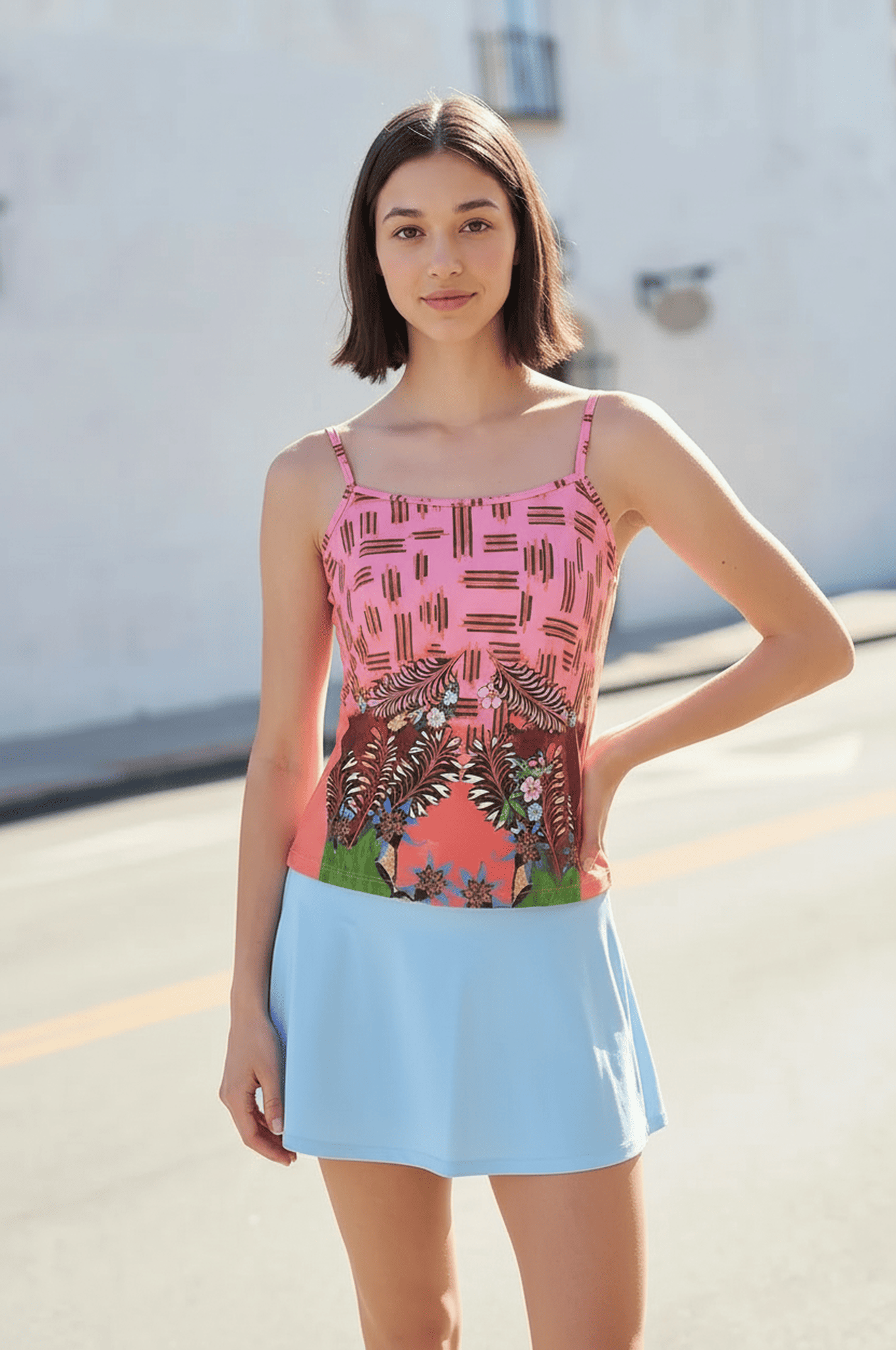 18SSNJ66128_model Modella in posa con top colorato e gonna azzurra, sfondo urbano, stile estivo e fresco, ideale per moda giovane.