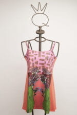 Robe d'été sans manches à l'imprimé floral et aux motifs géométriques, présentée sur un mannequin artistique. Un design vif et coloré idéal pour la saison chaude.