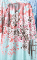 Abito estivo con stampa floreale in tonalità pastello, caratterizzato da rose stilizzate e un design fluido, ideale per occasioni casual e giornate soleggiate.