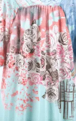 Abito estivo con stampa floreale in tonalità pastello, caratterizzato da rose stilizzate e un design fluido, ideale per occasioni casual e giornate soleggiate.