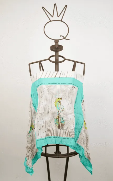 Top en tissu léger avec impression de plumes colorées, présenté sur un mannequin. Un modèle idéal pour l'été, pour des tenues décontractées et cool.