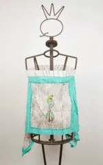 Foulard coloré avec des motifs végétaux et un oiseau, présenté sur un mannequin en métal au design original. Parfait pour ajouter une touche de style à n'importe quelle tenue.