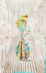 Tissé avec un motif coloré représentant un oiseau stylisé au-dessus d'un palmier, sur un fond de lignes imitant l'écorce de l'arbre. Idéal pour les décorations ou les vêtements d'été.