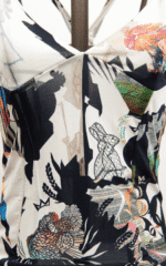 Top in tessuto stampato con motivi colorati di animali e piante, ideale per la moda estiva. Design moderno e originale, perfetto per outfit casual e alla moda.