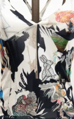 Top in tessuto stampato con motivi colorati di animali e piante, ideale per la moda estiva. Design moderno e originale, perfetto per outfit casual e alla moda.