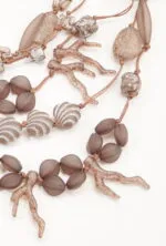 Collana artigianale con perle di vetro opaco e decorazioni in glitter, in tonalità marrone e beige, ideale per accessori moda estivi.