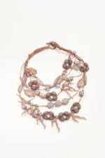 Collana artigianale con perline in vetro e dettagli in bronzo, caratterizzata da un design elegante e moderno, perfetta per completare qualsiasi outfit.