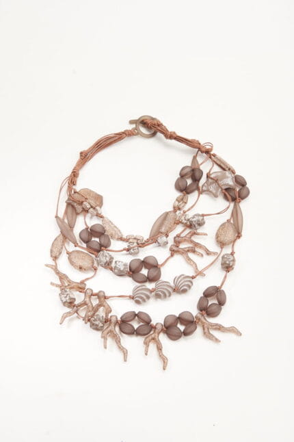 Collana artigianale con perline in vetro e dettagli in bronzo, caratterizzata da un design elegante e moderno, perfetta per completare qualsiasi outfit.