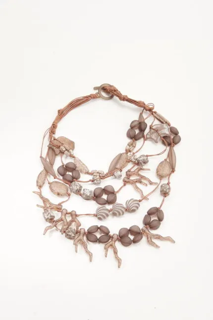 Collana artigianale con perline in vetro e dettagli in bronzo, caratterizzata da un design elegante e moderno, perfetta per completare qualsiasi outfit.