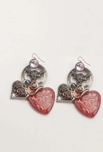 Orecchini pendenti a forma di cuore rosso, decorati con elementi metallici e cristalli, perfetti per un look elegante e originale. Ideali per occasioni speciali o come accessorio quotidiano.