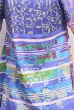 Abito con motivi colorati in blu, verde e giallo, caratterizzato da strisce e forme astratte. Design moderno e artistico, ideale per occasioni casual e estive.