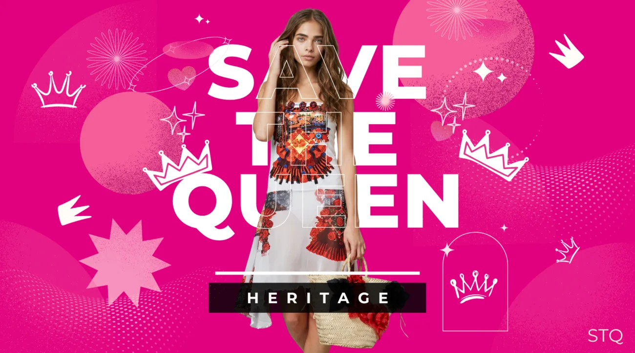 Modella che indossa un abito con dettagli floreali e frange, in un contesto vivace e colorato con elementi grafici. Il testo "SAVE THE QUEEN" e "HERITAGE" evidenzia il tema della collezione.