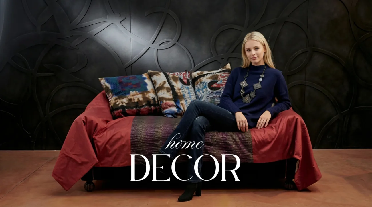 Moderna decorazione d'interni con un divano elegante, cuscini colorati e una donna in abbigliamento casual che posa con stile. Ideale per ispirazioni di home decor.