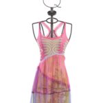 Vestito in maglia jacquard e tulle con stampa a fiori, caratterizzato da un design colorato con dettagli floreali, esposto su un manichino.