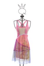 Vestito in maglia jacquard e tulle con stampa a fiori, caratterizzato da un design colorato con dettagli floreali, esposto su un manichino.