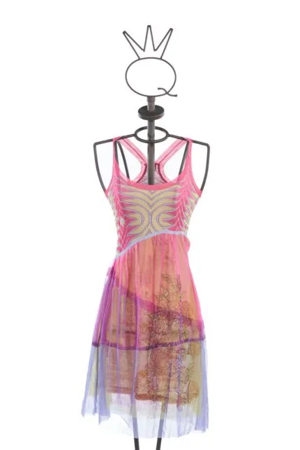Vestito in maglia jacquard e tulle con stampa a fiori, caratterizzato da un design colorato con dettagli floreali, esposto su un manichino.