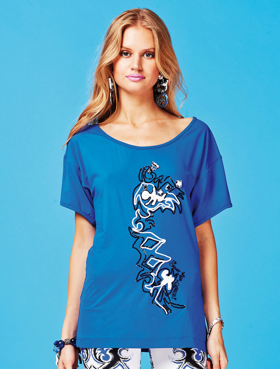 15SSNF642 Modella che indossa un abito corto bluette con ricami e applicazioni artistiche, su sfondo azzurro. Abbigliamento elegante e alla moda, perfetto per occasioni estive.